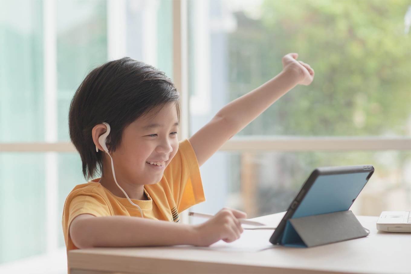 楽しそうにオンライン個別指導を受講する小学生の男の子