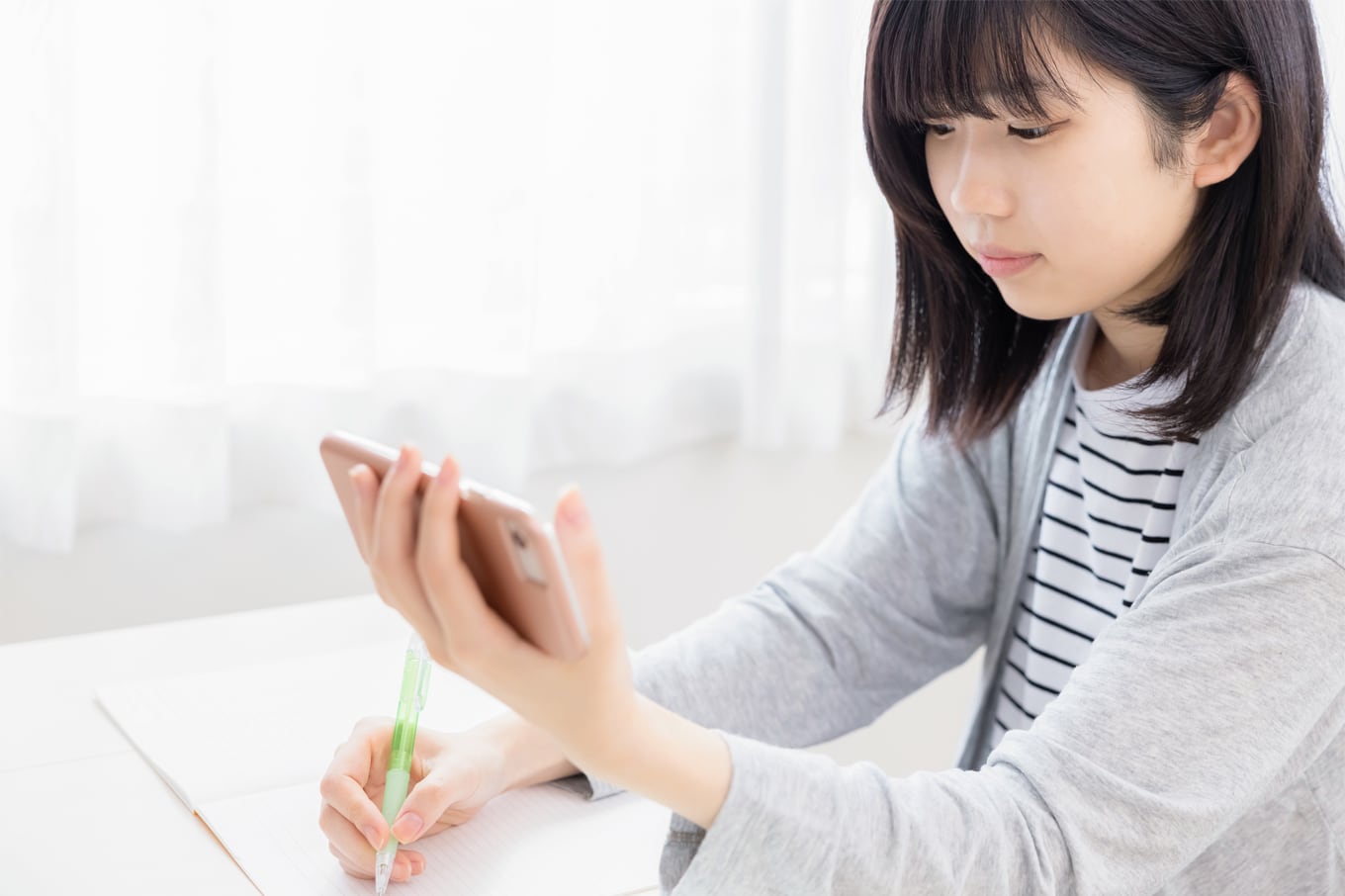 集中してオンライン個別指導を受講する中学生の女の子