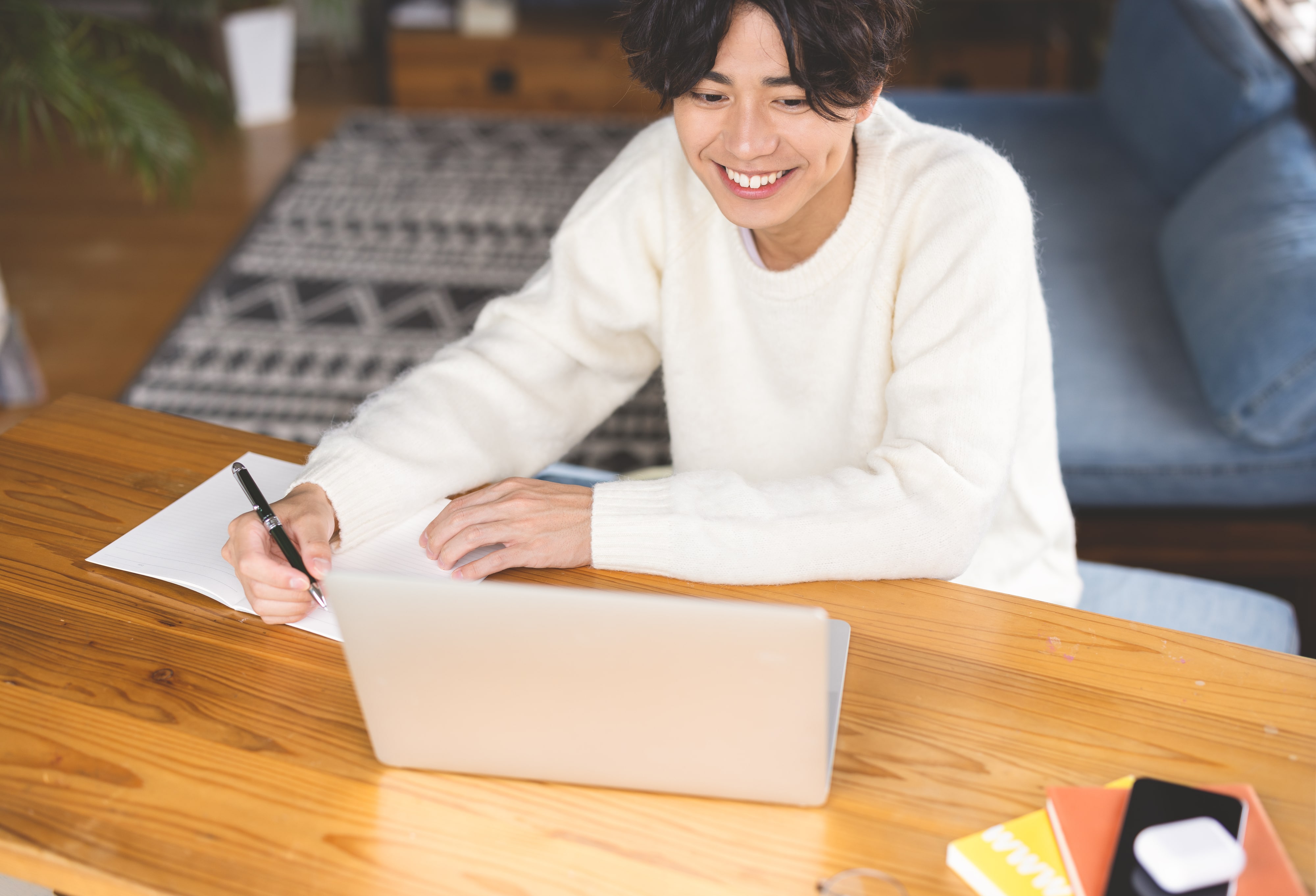 オンライン個別指導を受講する高校生の男の子