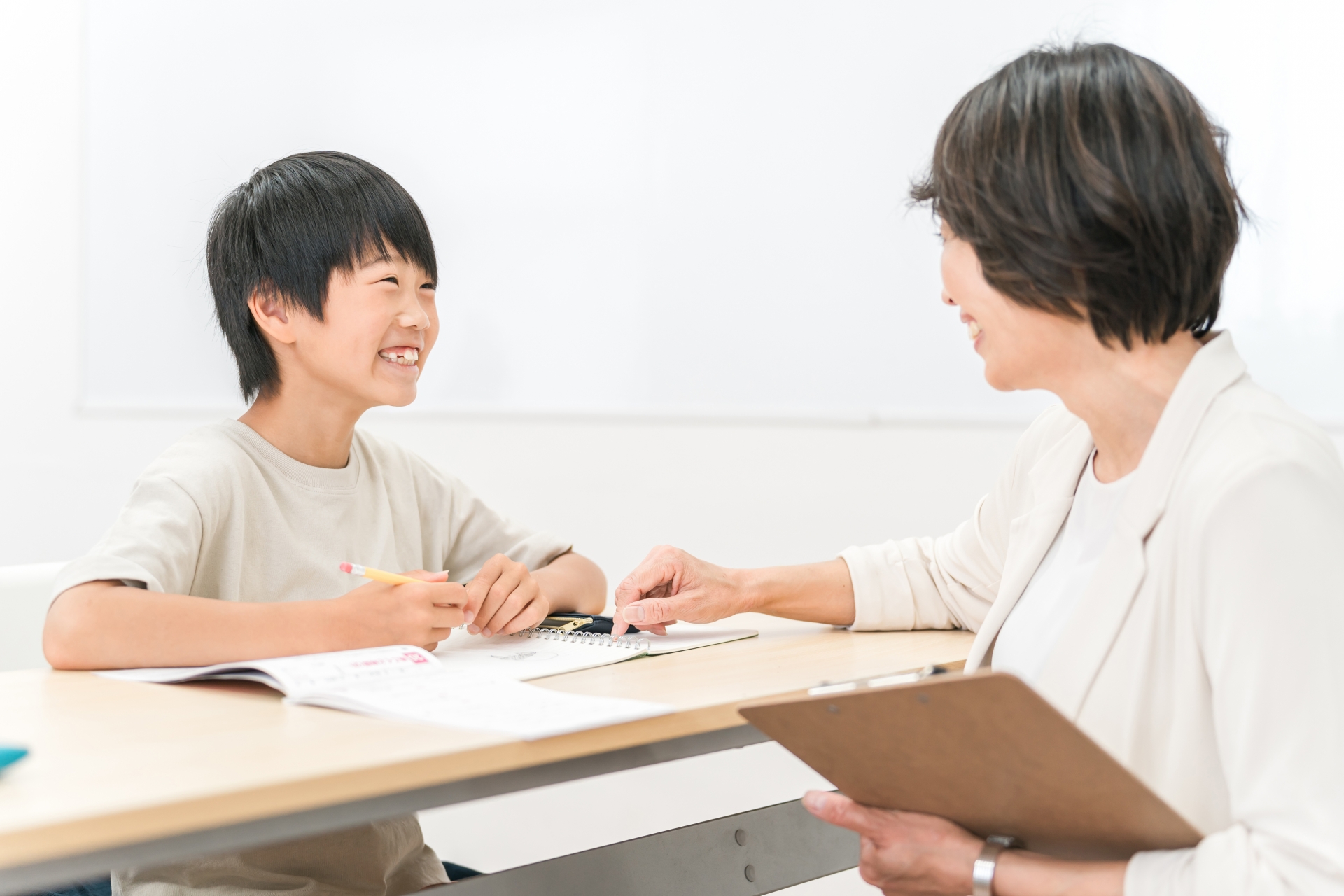 生徒と先生が面談をしている様子